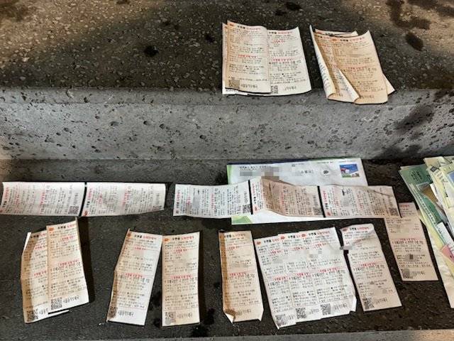 24일 서울 동작구 사당동 보증금 미반환 건물에 전입한 임대인의 우편함에 경매 안내문 등이 무더기로 쌓였다. 임차인 제공