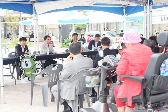 김진태 강원지사가 24일 태백 장성에서 지역 주민들과 만나 지역 현안과 생활 불편사항에 대한 의견을 청취했다. 강원자치도 제공