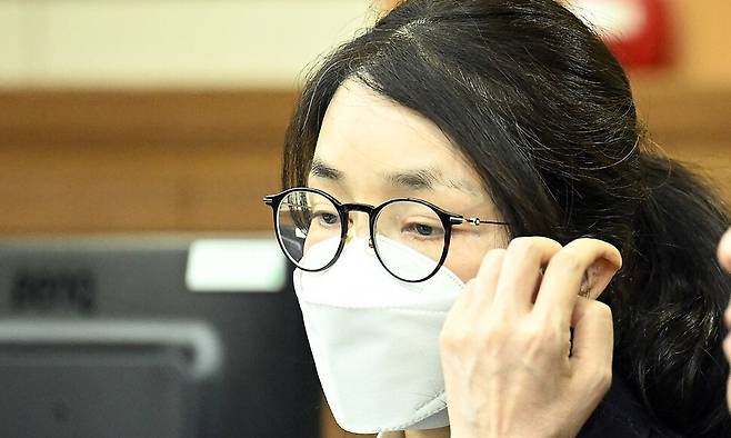 도이치모터스 주가조작 혐의와 통일교 금품수수 의혹 등으로 구속기소 된 김건희 여사가 24일 서울 서초구 서울중앙지법에서 열린 첫 재판에 출석해있다. 사진공동취재단