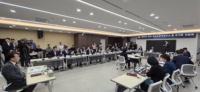 국회 행정안전위원회가 김영환 충북지사(맨 왼쪽) 등을 상대로 오송 참사 국정조사를 진행하고 있다. 오윤주 기자