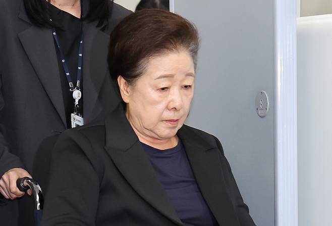 한학자 통일교 총재가 지난 22일 서울중앙지법에서 구속 전 피의자 심문(영장실질심사)을 마친 뒤 법정을 나서고 있다. 연합뉴스