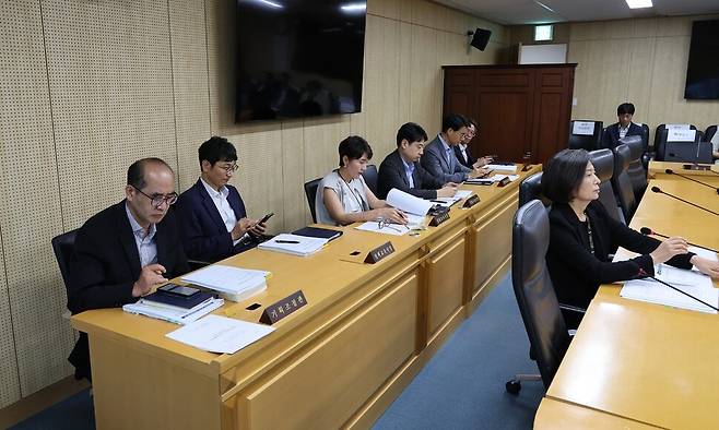 지난 8월21일 열린 인권위 상임위원회에서 이숙진 상임위원(오른쪽) 뒤로 국장들이 앉아있다. 정용일 선임기자 yongil@hani.co.kr