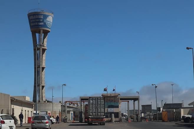 그린 수소와 암모니아 수출 기지로 주목받는 나미비아 중부의 항구 월비스베이. 나미비아 정부는 이곳에 그린 수소 전용 항만 시설을 설치하는 것을 목표로 하고 있다. 나미비아 주변 6개국의 내륙항으로도 사용되는 월비스베이는 남부 아프리카 물류의 중심지기도 하다. 장예지 기자