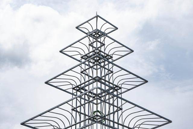 보문관광단지 육부촌 앞에 미디어파사드를 투영하는 철골 석가탑이 설치돼 있다.