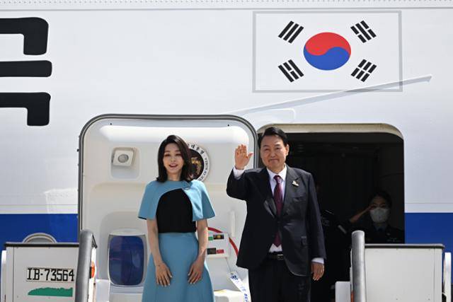 윤석열 전 대통령과 김건희 여사가 2022년 6월 30일 스페인 마드리드에서 열린 나토(NATO·북대서양조약기구) 정상회의 첫 순방을 마치고 마드리드 바라하스 국제공항에서 공군1호기에 탑승하며 손을 들어 인사하고 있다. 대통령실사진기자단