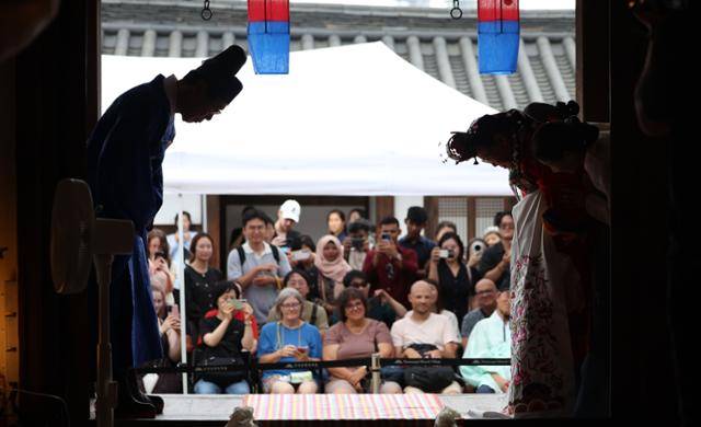 6일 서울 중구 남산골한옥마을 관훈동 민씨가옥에서 신랑 김홍, 신부 류숙하 부부의 혼인 62주년 회혼례 잔치가 열리고 있다. 뉴시스