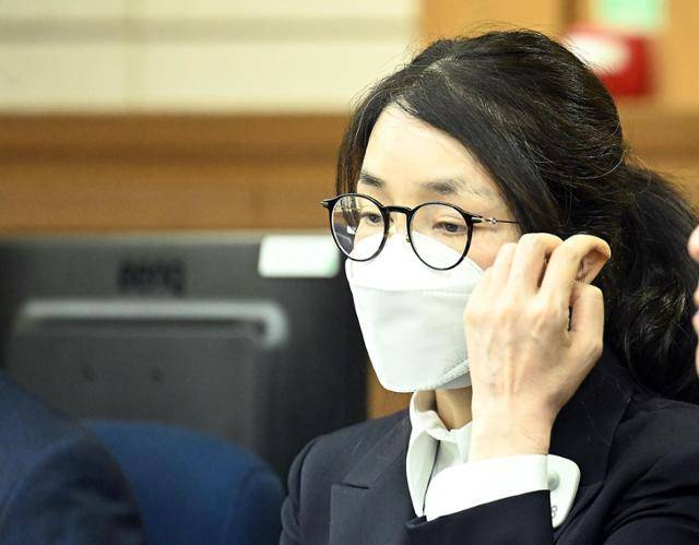 도이치모터스 주가조작, 통일교 청탁·뇌물 수수 의혹 혐의 등으로 구속기소 된 김건희 여사가 24일 오후 서울 서초구 서울중앙지방법원에서 열린 첫 재판에 출석해 있다. 공동취재단