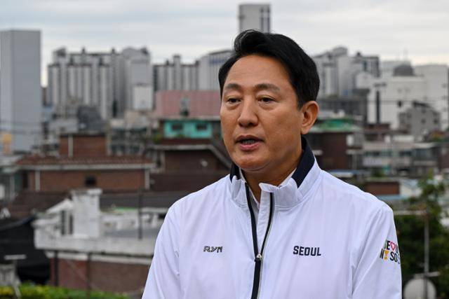 오세훈 서울시장이 25일 서울시가 추진한 재정비촉진사업 규제철폐안 '1호' 사업장인 미아2구역을 둘러본 뒤 취재진 질문에 답하고 있다. 박시몬 기자