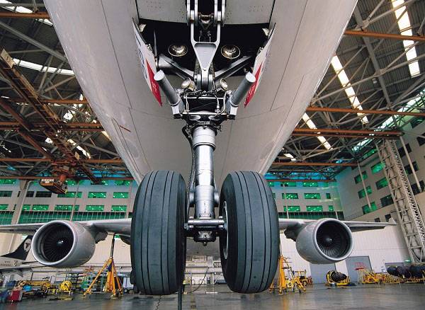 지상에 착륙해 있는 항공기 하부의 랜딩기어가 내려와 있다./사진=클립아트코리아