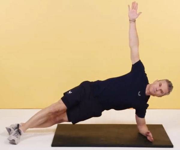 사이드 플랭크​ 동작./사진=영국 텔레그래프 캡처​