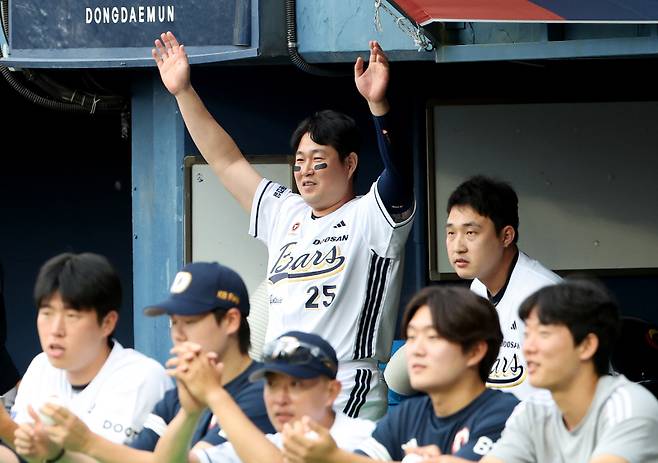 2025 KB0리그 프로야구 두산베어스와 키움히어로즈의 경기가 15일 오후 서울 잠실야구장에서 열렸다. 경기 전 승리 기원 시구자로 나온 개그우먼 이수지가 공을 던지자 시구 지도를 했던 양의지가 손을 흔들며 인사하고 있다. 잠실=김민규 기자 mgkim1@edaily.co.kr /2025.06.15/