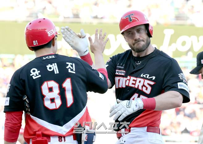 22일 오후 인천 SSG 랜더스필드에서 열린 2025 프로야구 KIA 와 SSG경기. KIA 위즈덤이 5회 적시타를 기록한 뒤 세리머니를 하고 있다. 인천=정시종 기자 /2025.06.22.