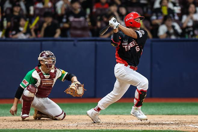 24일 고척 키움전에서 결승 홈런을 때려내는 오선우. KIA 제공