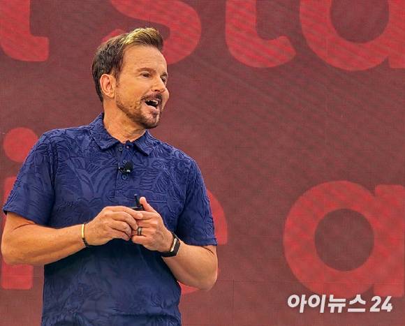 돈 맥과이어 퀄컴 최고마케팅책임자(CMO)가 23일 오전(현지시간) 하와이 하얏트 리젠시 마우이 리조트&스파에서 열린 퀄컴 스냅드래곤 서밋 2025에서 킥 오프 연사를 진행하고 있다. [사진=공동취재단]