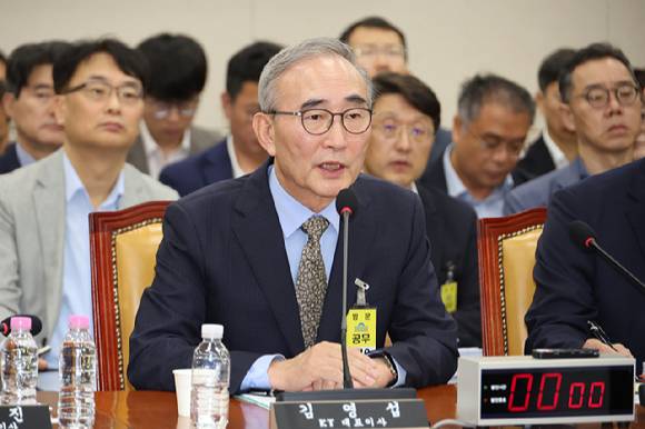 김영섭 KT 대표이사가 24일 국회 과학기술정보방송통신위원회에서 열린 통신·금융 대규모 해킹사고에 대한 청문회에서 위원 질의에 답하고 있다. [사진=연합뉴스]