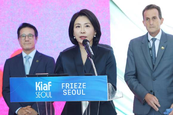 이재명 대통령의 부인 김혜경 여사가 3일 서울 강남구 코엑스에서 열린 프리즈 서울ㆍ키아프 서울 개막식에서 축사를 하고 있다. 2025.9.3 [사진=연합뉴스]