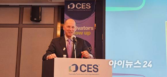 게리 샤피로 미국소비자기술협회 CEO가 24일 서울 강남구 한 호텔에서 열린 'CES 2026' 기자간담회에서 발언하고 있다. [사진=박지은 기자]