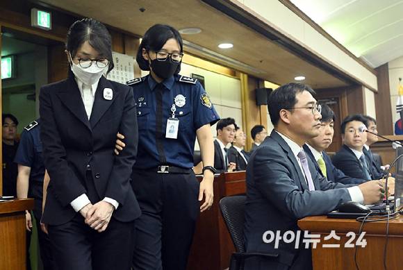 윤석열 전 대통령의 배우자 김건희 여사가 24일 서울 서초동 서울중앙지법에서 열린 김 여사의 특정범죄가중처벌법상 알선수재 및 자본시장법·정치자금법 위반 등 사건 첫 재판에 출석하고 있다. [사진=사진공동취재단]