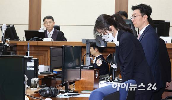 윤석열 전 대통령의 배우자 김건희 여사가 24일 서울 서초동 서울중앙지법에서 열린 김 여사의 특정범죄가중처벌법상 알선수재 및 자본시장법·정치자금법 위반 등 사건 첫 재판에 출석하고 있다. [사진=사진공동취재단]