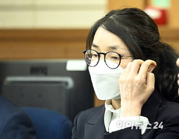 윤석열 전 대통령의 배우자 김건희 여사가 24일 서울 서초동 서울중앙지법에서 열린 김 여사의 특정범죄가중처벌법상 알선수재 및 자본시장법·정치자금법 위반 등 사건 첫 재판에 출석하고 있다. [사진=사진공동취재단]