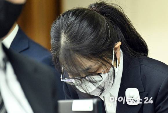 윤석열 전 대통령의 배우자 김건희 여사가 24일 서울 서초동 서울중앙지법에서 열린 김 여사의 특정범죄가중처벌법상 알선수재 및 자본시장법·정치자금법 위반 등 사건 첫 재판에 출석하고 있다. [사진=사진공동취재단]