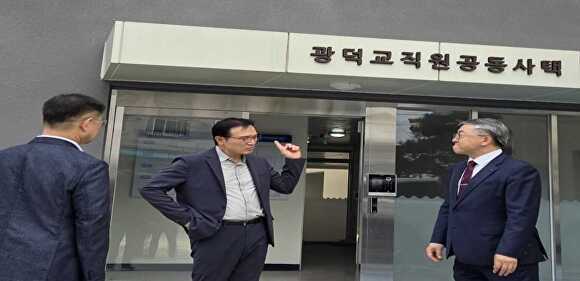 임태희 교육감이 광덕교직원공동사택 현장방문을 하고 있다. [사진=안성교육지원청]