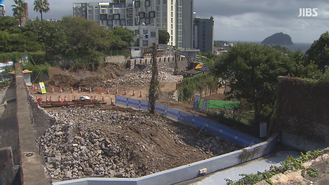 건물 일부가 철거 된 서귀포 관광극장