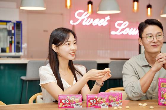 칸쵸 출시 40주년 제품을 기획한 노혜림 롯데웰푸드 비스킷마케팅팀 담당(왼쪽)과 박영진 롯데웰푸드 비스킷마케팅팀 팀장. [사진 롯데웰푸드]