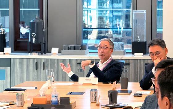 박지원 두산그룹 부회장은 22일(현지시간) 미국 시애틀 아마존 본사를 방문했다. [사진 두산]