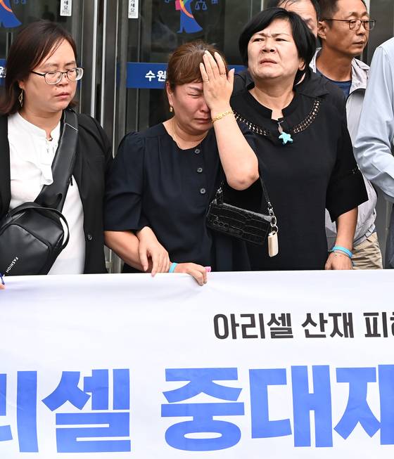 중대재해처벌법으로 기소된 박순관 아리셀 대표에게 법원이 징역 15년을 선고했다. 이날 아리셀 참사 유가족들이 1심 재판이 열린 23일 수원지방법원 앞에서 입장을 밝히고 있다. [뉴시스]
