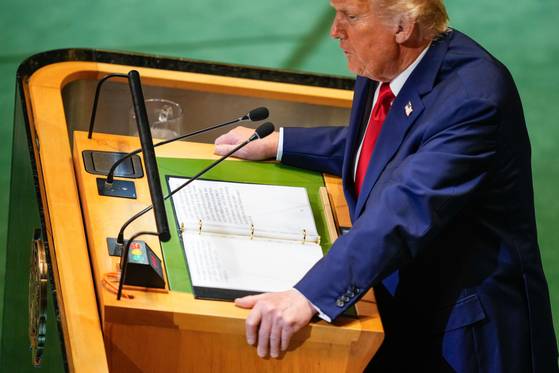 도널드 트럼프 미국 대통령이 23일(현지시간) 유엔본부에서 열린 제80차 유엔총회에서 연설하고 있다. 연설 시작 무렵 프롬프터가 작동되지 않아 트럼프 대통령은 준비해온 원고를 펼쳐놓고 연설을 시작했다. AP=연합뉴스