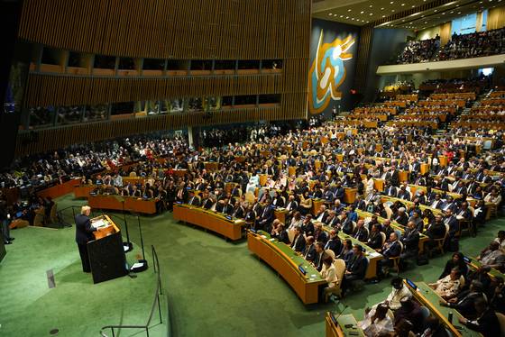 도널드 트럼프 미국 대통령이 23일(현지시간) 유엔본부에서 열린 제80차 유엔총회에서 연설하고 있다. AP=연합뉴그