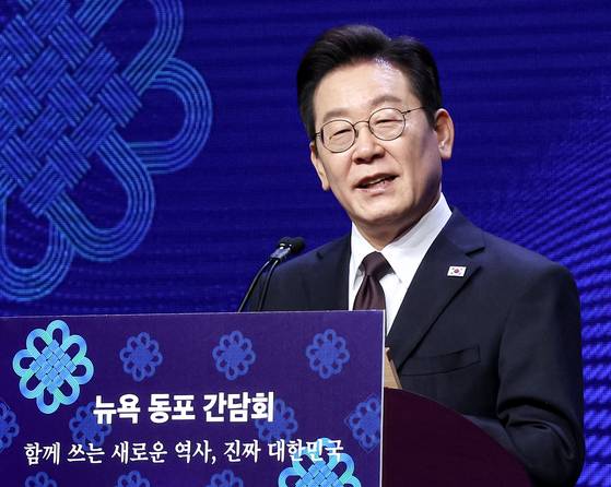 이재명 대통령이 22일 오후 뉴욕의 한 호텔에서 열린 동포 만찬 간담회에서 인사말을 하고 있다. 김현동 기자