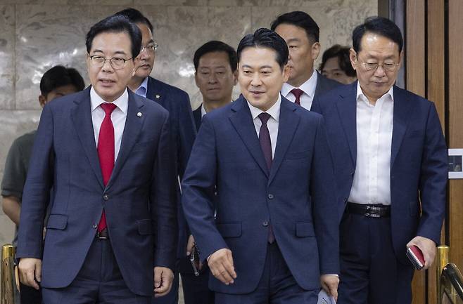 장동혁 국민의힘 대표와 송언석 원내대표가 지난 12일 국회에서 당 주최로 열린 ‘이재명 정부 100일 국정 파탄 실정 토론회’에 입장하고 있다. [연합뉴스]