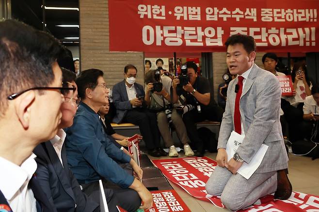 전 한국사 강사 전한길씨가 지난 8월 14일 오전 서울 여의도 국민의힘 중앙당사에서 열린 중앙윤리위원회 회의에 출석해 전날 특검의 국민의힘 당사 압수수색을 규탄하며 농성 중인 김문수 당대표 후보와 인사 후 발언을 하고 있다. 김성룡 기자