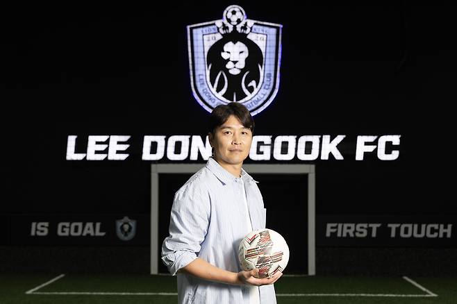 인천 송도에서 축구 교실 ‘이동국FC’도 운영 중인 그는 포지션별 훈련 방법을 담은 『축구를 생각하다』라는 책도 출간했다. 전민규 기자