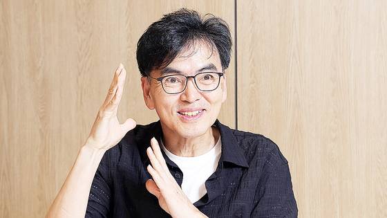 지난 19일 서울 선릉역 인근 SK라운지에서 SK하이닉스가 어떻게 삼성전자를 앞서게 됐는지, 지난 10년의 축적 과정을 담은 책 『신뢰 게임 』 공저자인 현순엽 전 부사장을 만났다. 강정현 기자