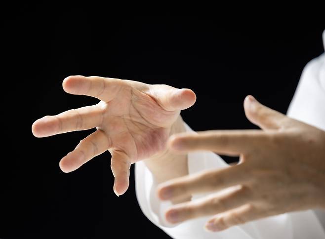 기자가 첫 대면 때 악수하려고 손을 내밀자 그는 “원래 하지 않는다”며 오른손을 거둬들였다. 최기웅 기자