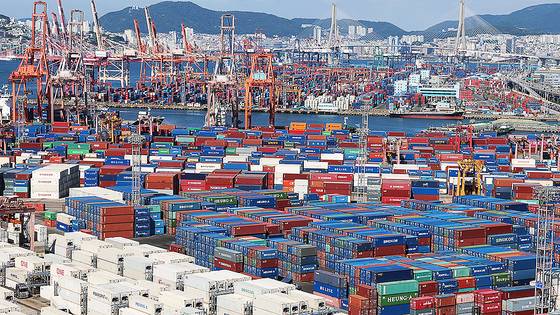 수출입 화물이 쌓여 있는 부산항 신선대부두. 연합뉴스