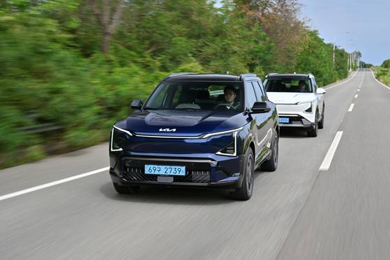 기아가 준중형 전기 스포츠유틸리티차(SUV) EV5를 출시했다. 넓은 실내 공간과 2열 탑승자를 배려한 편의 시설 등이 특징이다. 사진 기아