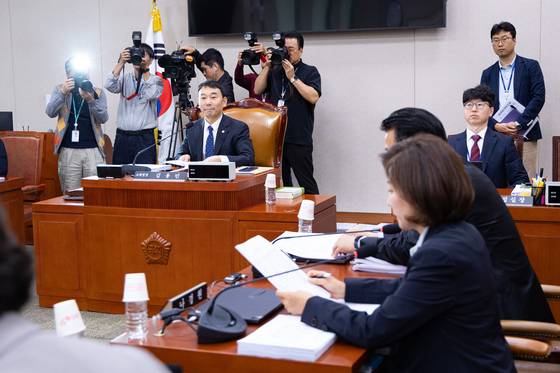 김용민 국회 법제사법위원회 법안심사제1소위원장이 지난 23일 서울 여의도 국회에서 열린 법사위 1소위에서 국민의힘 의원석을 바라보고 있다. 뉴스1