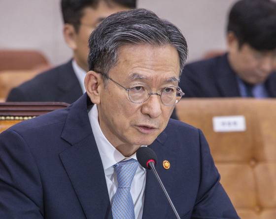 정성호 법무부 장관이 국회에서 열린 국회 법제사법위원회 전체 회의에 출석해 의원 질의에 답하고 있다. 연합뉴스