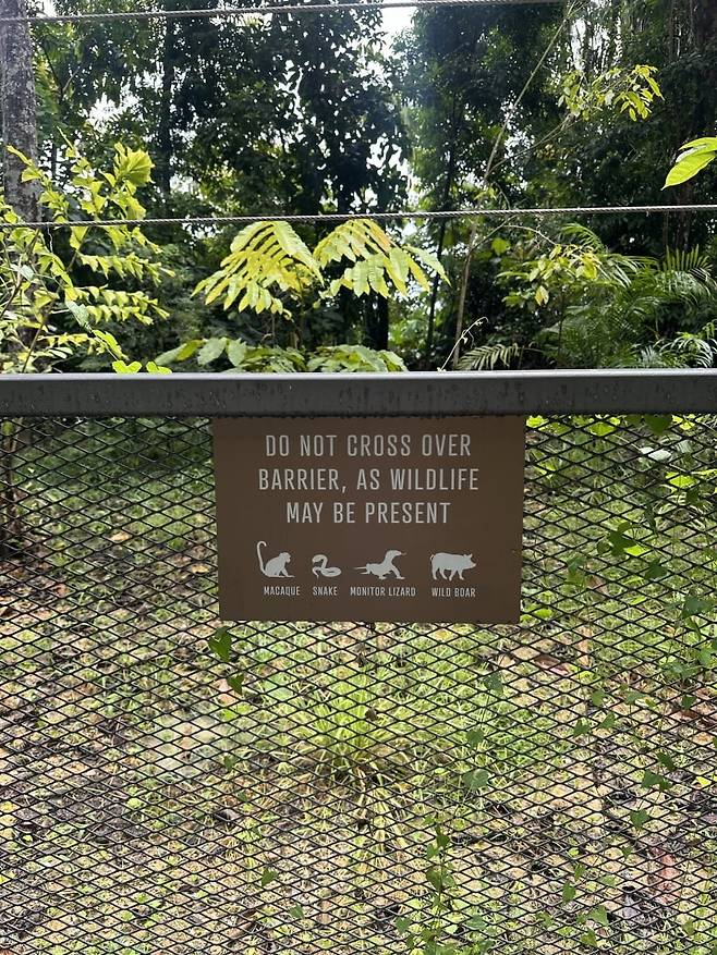 리조트 내 철조망에서 확인할 수 있는 “야생동물이 나타날 수 있으니, 철조망을 넘어가지 마세요”를 안내하는 표지판. /강은영