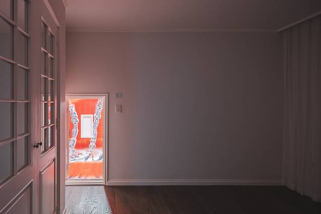 최건혁 작가의 방에는 1500개의 타일을 손수 붙여 사후세계를 표현한 다락방이 있다 /Welt