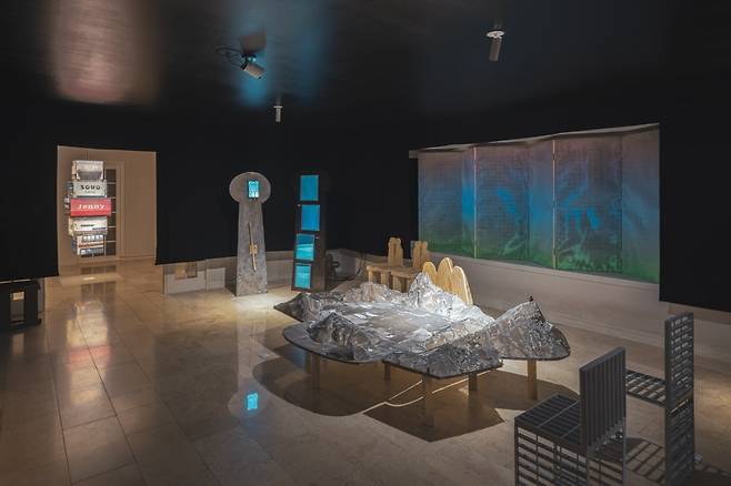 작품 '강 건너 불'을 비롯해  ‘이태원 간판 조명 7-1-25', '불암산 평상' 등의 작품이 조성된 리빙룸 마이알레 1층 전시장 전경. /Welt