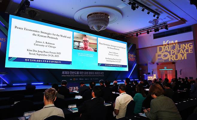 제임스 로빈슨 미국 시카고대 교수가 24일 전남 영암 현대호텔에서 열린 ‘2025 김대중평화회의’에서 영상으로 ‘평화경제: 세계와 한반도를 위한 전략’ 주제의 기조연설을 하고 있다. 김대중평화회의 제공.