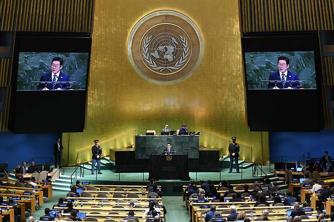기조연설하는 이 대통령 이재명 대통령이 23일(현지시간) 미국 뉴욕 유엔본부 총회장에서 기조연설을 하고 있다. 신화연합뉴스