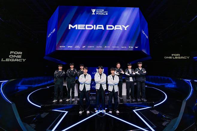 From left: Team KT Rolster, Hanwha Life Esports and Gen.G pose for a photo during a press conference held in Jongno, Seoul, Tuesday. (Riot Games)