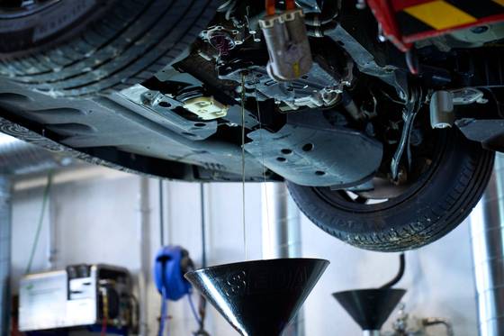 Fluids are extracted from a BMW for recycling at BMW’s Recycling and Dismantling Center on the outskirts of Munich. [BMW KOREA]