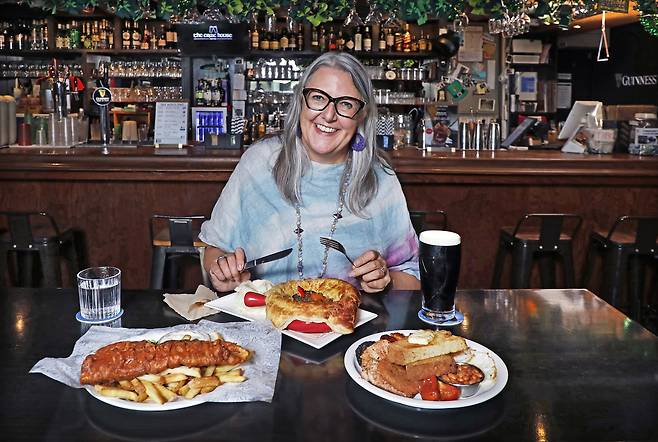 Irish Ambassador to Korea Michelle Winthrop poses with Irish dishes during an interview with the Korea JoongAng Daily at The Craic House in Yongsan District, central Seoul, on Aug. 21. [PARK SANG-MOON]